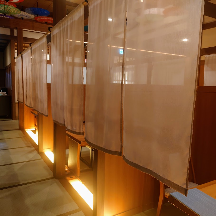 奈良屋の食事処は、各個室が暖簾で仕切られていて、落ち着いて食事ができる。